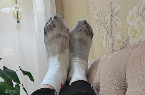 明星也踩雷！關(guān)曉彤曬掉色鞋子染黑襪子，瑕疵品無處不在