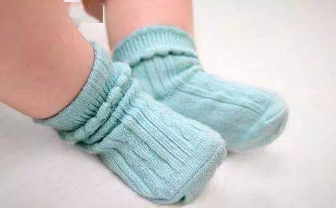 寶寶秋冬睡覺要不要穿襪子？兒科專家告訴你真相
